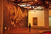 Admirado com o maior dos quadros na Capilla del Hombre, em Quito, no Equador